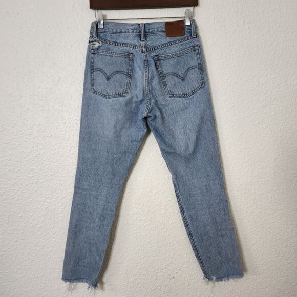 Levi's Wedgie Fit Button Fly Jeans Women's Size 26 Light Wash Cut Off Hem - Picture 5 of 7